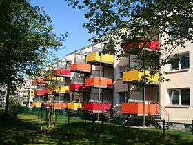 Haus mit bunten Balkonen