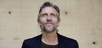 Betonwand Baustelle Mann Denken