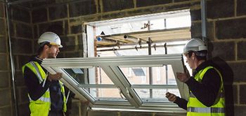 Hausbau Neubau Rohbau Bauarbeiter Fenster Fensterbau