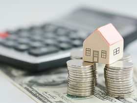 Hauskauf Immobilienbewertung Taschenrechner Hausmodell Geld
