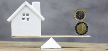 Hausmodell auf Waage