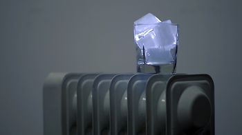 Heizung kalt Eiswürfel in Glas