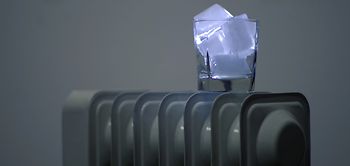 Heizung kalt Eiswürfel in Glas