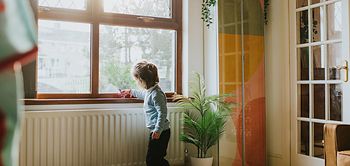 Heizung_Heizkoerper_Wohnraum_Kind_Fenster