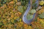 Herbst Kurve mit Auto