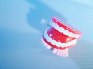 Mängel bei Zahnersatz: Zahnarzt muss Neuanfertigung anbieten