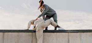 Führungs­kräfte und KI führen Hand in Hand