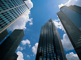 Hochhäuser mit Himmel