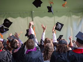 Hochschulabsolventen werfen Hüte