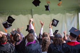 Hochschulabsolventen werfen Hüte