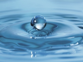 Hochspringender Wassertropfen