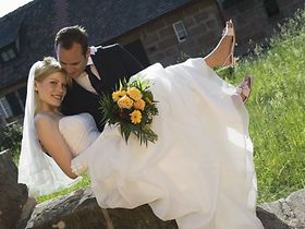 Hochzeit, Brautpaar, er traegt sie