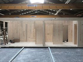 Holz Rohmodul in der Fabrikhalle