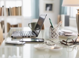 Home-Office Schreibtisch mit Laptop und Tablet
