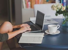Homeoffice Schreibtisch Laptop Pause