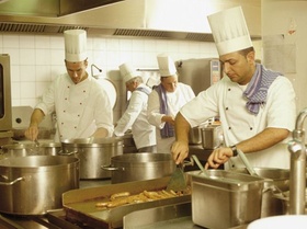 Hotelkueche, Koeche bei der Arbeit