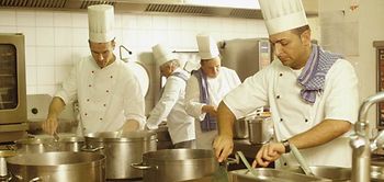 Hotelkueche, Koeche bei der Arbeit