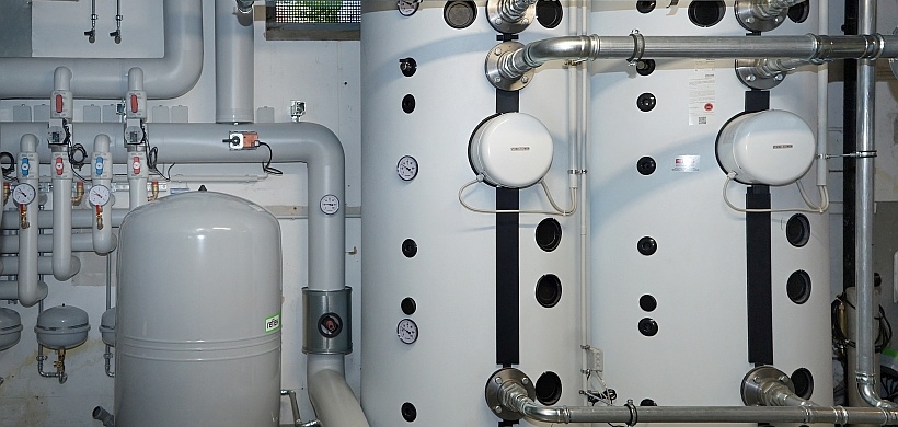 Hybridheizungsanlage mit Wärmepumpensystem und zentraler Warmwasserbereitung