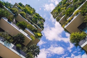 Immobilie Hochhaus begrünt Green Building Himmel