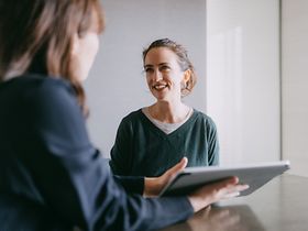 Immobilienberatung_Frau mit Unterlagen