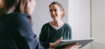 Immobilienberatung_Frau mit Unterlagen