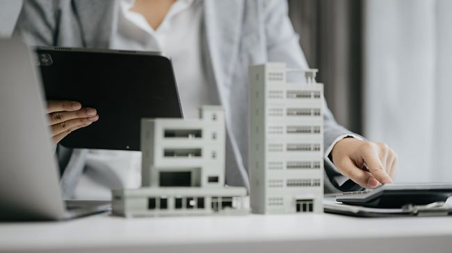 Immobilienfinanzierung Taschenrechner Kredit Banker Tablet