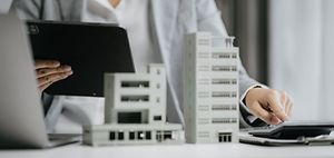 Immobilienfinanzierung Taschenrechner Kredit Banker Tablet
