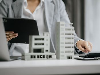 Immobilienfinanzierung Taschenrechner Kredit Banker Tablet