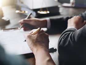 immobilien_vertragsunterzeichnung_schreibtisch