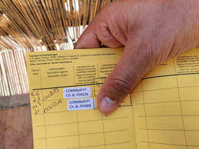 Impfpass in der Hand