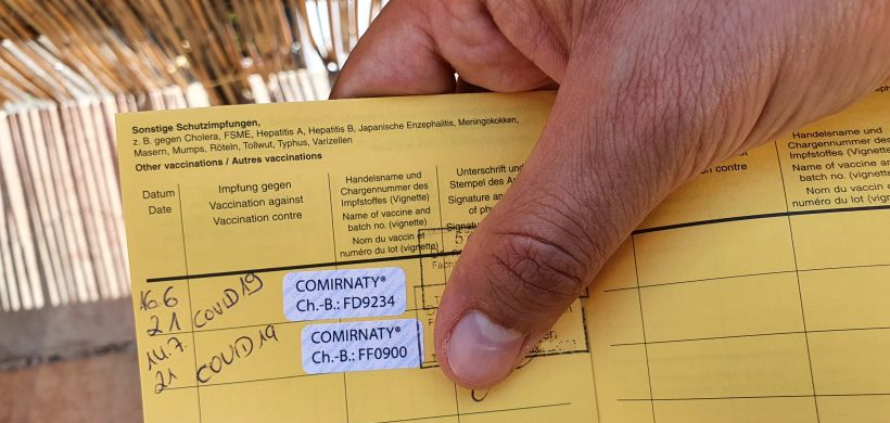 Impfpass in der Hand