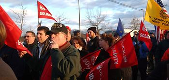 in rot gekleidete Menschen protestieren für Solidarität