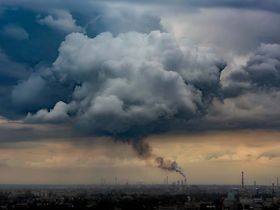 Industrieanlage mit massiver Rauchwolke
