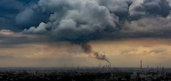 Industrieanlage mit massiver Rauchwolke