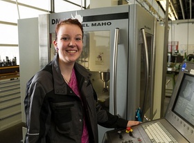 Industriemechanikerin am KIT