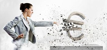 Inflation Euro Eurozeichen Businessfrau Frau Karate