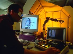 Ingenieur bei der Steuerung einer Roboterhand