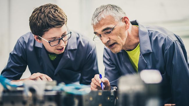 Ingenieur erklärt Schüler