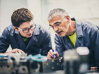 Ingenieur erklärt Schüler