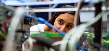 Ingenieurin blickt durch Kabel hindurch