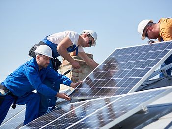 Installation Solarpanel Team Elektriker Ingenieure Dach