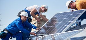 Installation Solarpanel Team Elektriker Ingenieure Dach