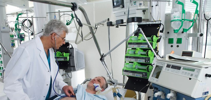 Intensivstation im Krankenhaus, Arzt bei Patient