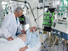 Intensivstation im Krankenhaus, Arzt bei Patient