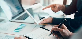 Investment Laptop Zahlen Hände