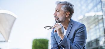 Investor Businessman Anzug Brille Bürogebäude Nachdenken