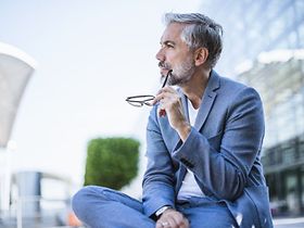 Investor Businessman Anzug Brille Bürogebäude Nachdenken