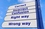 Wegweiser zu Richtig und Falsch - right and wrong in gleiche Richtung