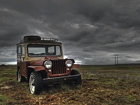 Island, alter Jeep steht in rauer Landschaft