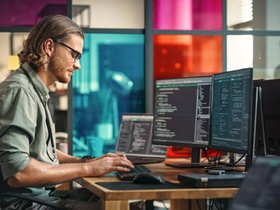 IT Computer Raum Mann Analyse